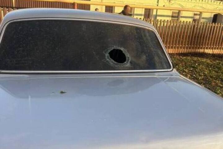 Тамбовчанин разбил машину соседа кувалдой и кирпичом