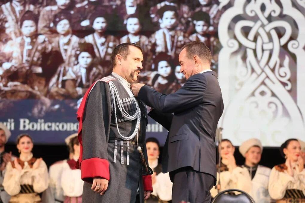 Il Governatore di Krasnodar Onora il Coro Cosacco del Kuban con Medaglie per il loro Contributo alla Cultura Russa