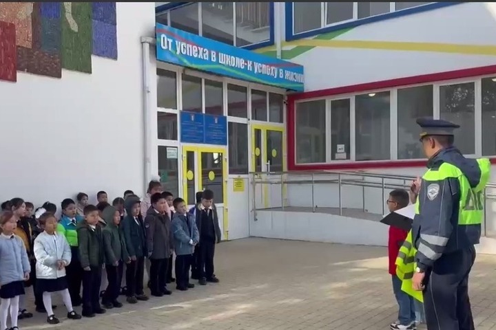 Школьникам Калмыкии рассказали о дорожных правилах