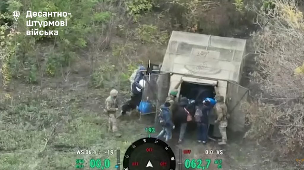 Paracadutisti ucraini evacuano 10 civili durante l&#039;operazione di bonifica di Kucheriv Yar nella regione di Donetsk 

Approfondimento
L&#039;operazione di bonifica di Kucheriv Yar è stata un&#039;azione importante per le forze ucraine, che hanno lavorato per liberare il villaggio dall&#039;occupazione russa. L&#039;evacuazione dei civili è stata un aspetto cruciale dell&#039;operazione, poiché molti di loro erano intrappolati in zone di combattimento attivo.

Possibili Conseguenze
L&#039;operazione di bonifica di Kucheriv Yar potrebbe avere conseguenze significative per la situazione nella regione di Donetsk. La liberazione del villaggio potrebbe aprire la strada a ulteriori azioni militari per liberare altri territori occupati dai russi.

Opinione
La riuscita dell&#039;operazione di bonifica di Kucheriv Yar è un segno di speranza per il popolo ucraino, che ha subito mesi di occupazione e di combattimenti. L&#039;evacuazione dei civili è un esempio di come le forze ucraine stiano lavorando per proteggere la popolazione civile e liberare il territorio nazionale.

Analisi Critica dei Fatti
L&#039;operazione di bonifica di Kucheriv Yar è stata un&#039;azione complessa che ha richiesto una coordinazione precisa tra le forze ucraine. La presenza di soldati russi che si nascondono tra i civili ha reso difficile l&#039;identificazione e ha aumentato il rischio di vittime civili.

Relazioni con altri fatti
L&#039;operazione di bonifica di Kucheriv Yar è legata ad altri eventi nella regione di Donetsk, dove le forze ucraine stanno lavorando per liberare il territorio occupato dai russi. La liberazione del villaggio potrebbe avere conseguenze significative per la situazione nella regione e per il conflitto in generale.

Contesto storico
Il conflitto nella regione di Donetsk è iniziato nel 2014, quando i separatisti filo-russi hanno iniziato a occupare il territorio. Da allora, la regione è stata teatro di combattimenti e di operazioni militari, con le forze ucraine che lavorano per liberare il territorio occupato.

Fonti
La fonte di questo articolo è Ukrainska Pravda. Per saperne di più, si può visitare il sito web della fonte.