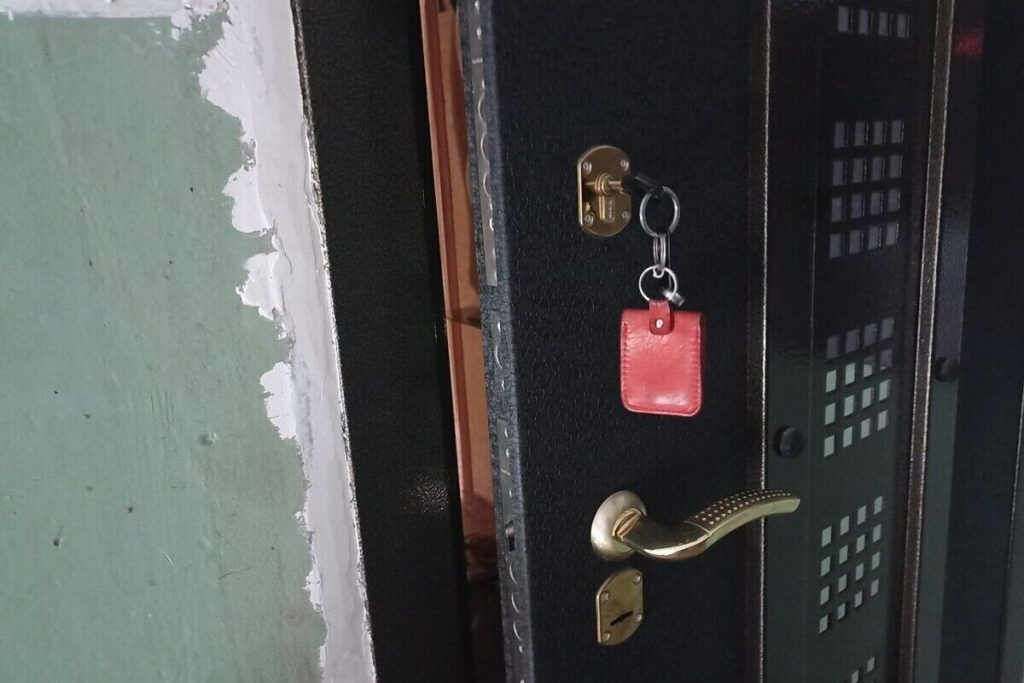 Arrestato a San Pietroburgo uomo sospettato di furto in appartamento con danno di oltre 300mila rubli