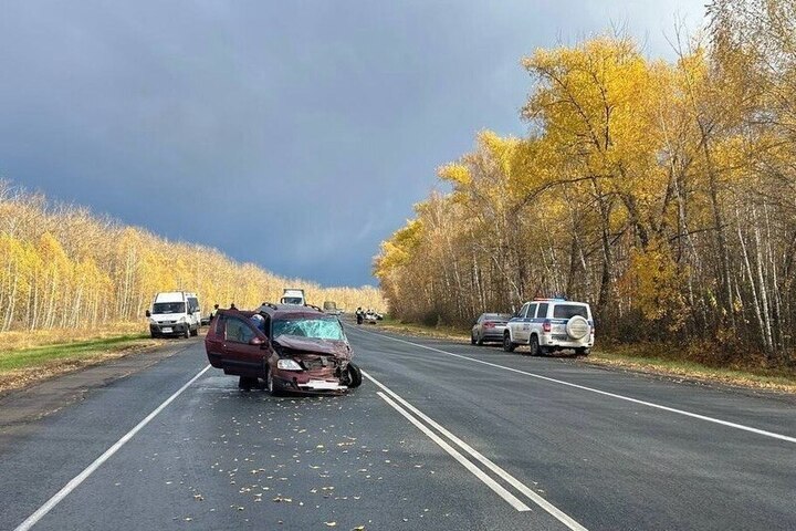 Incidente Stradale Mortale nel Distretto di Nizhnelomovsky: Due Auto Coinvolte e Conseguenze Tragiche