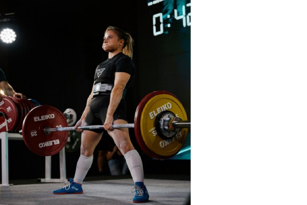 Atleti di forza in competizione: la scena del sollevamento pesi a Kurgan