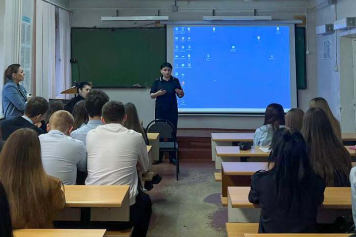 La Polizia di Murmansk Educa i Giovani sulla Sicurezza e sulle Basi Giuridiche per un Futuro più Sicuro