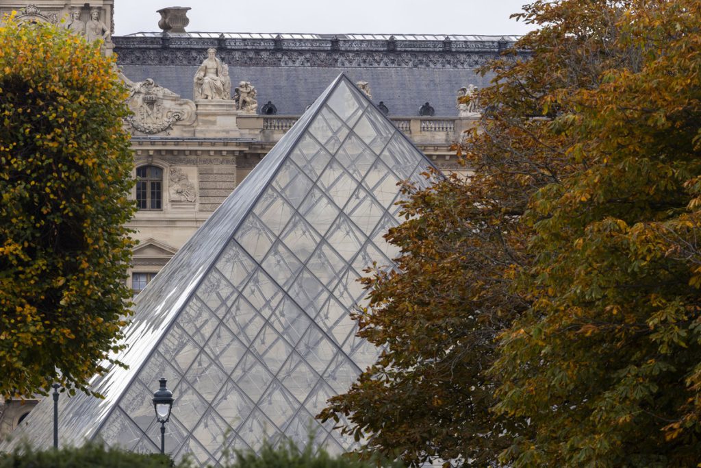 Ministro dell&#039;Interno francese contrario all&#039;apertura di un commissariato di polizia nel museo del Louvre