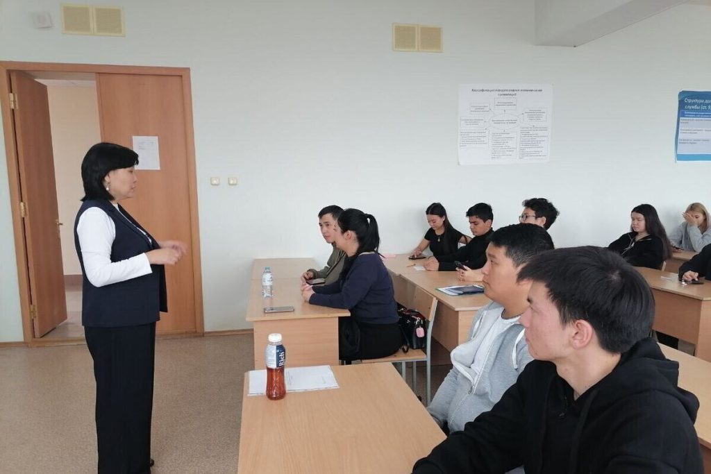 Studenti della Calmucchia mettono alla prova le loro conoscenze economiche nel dittato russo del 2025