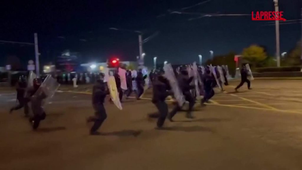 Irlanda, scontri a Dublino tra polizia e dimostranti anti-immigrazione