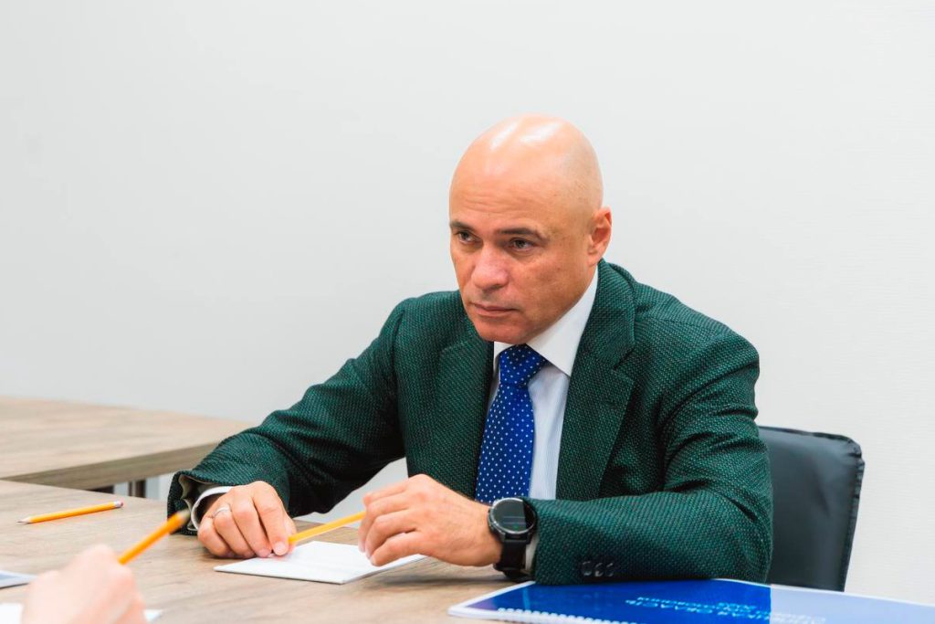 Липецкий губернатор поздравил легенду русского кино с праздником