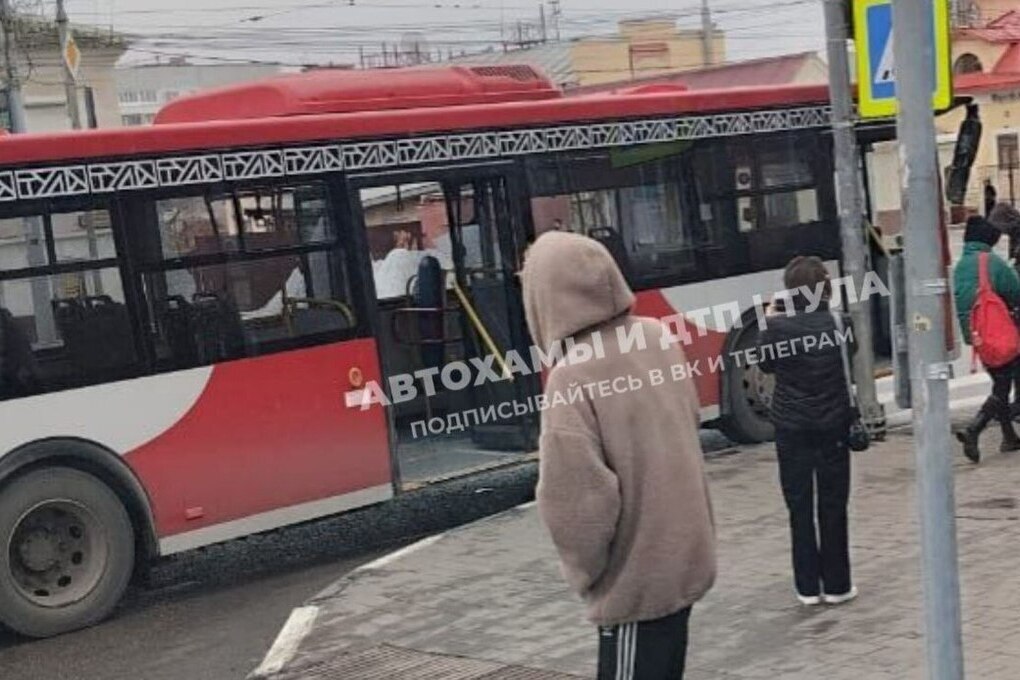 В Туле тяжелый грузовик «затормозил» о пассажирский автобус на Октябрьской