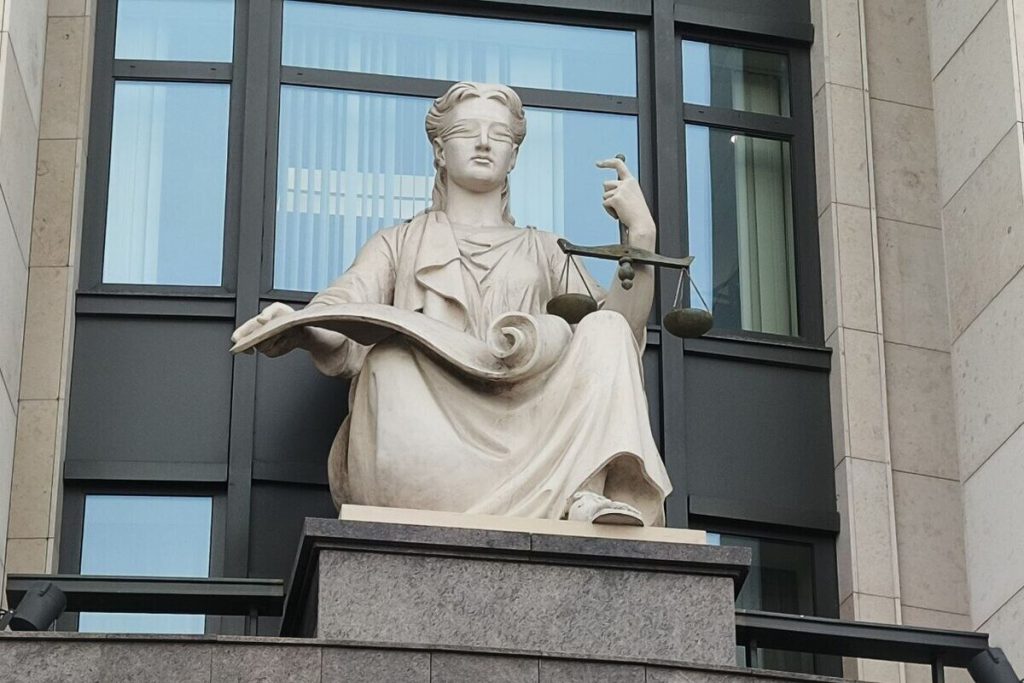 Crisi Finanziaria per il Gigante della Conditura di San Pietroburgo