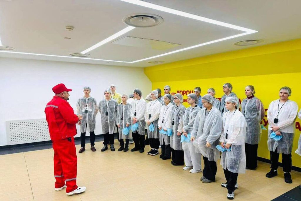 Studenti in Visita all&#039;Impresa di Pasta Istantanea: Una Lezione di Tecnologia e Sicurezza Alimentare