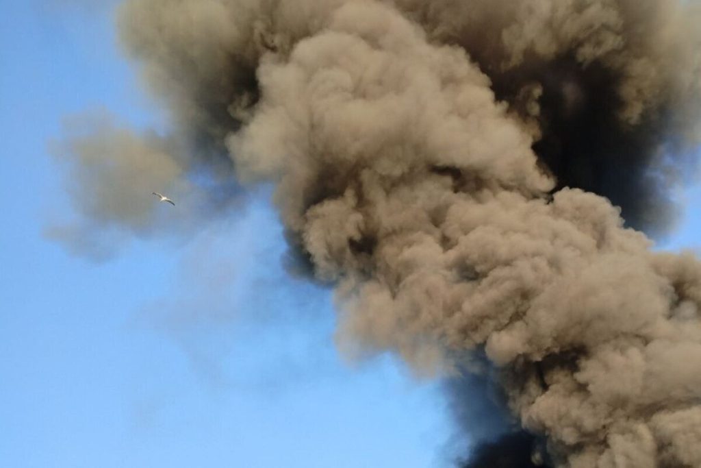 В Невском районе крупный пожар погубил ангар на Хрустальной улице