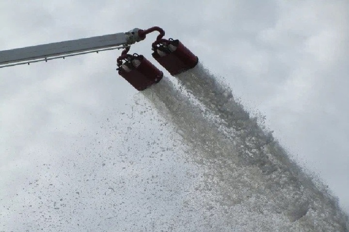 В Краснодаре загорелся двухэтажный многоквартирный дом