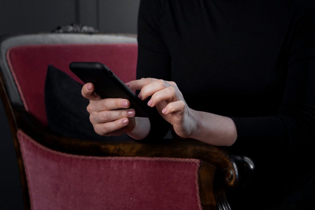 Коллега-мошенница: в Рассказово женщина обокрала сослуживиц через мобильный банк