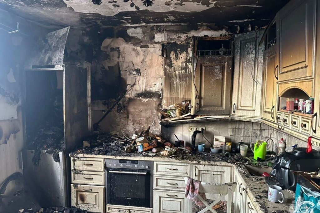 В Петербурге 10-летняя девочка сожгла кухню во время готовки