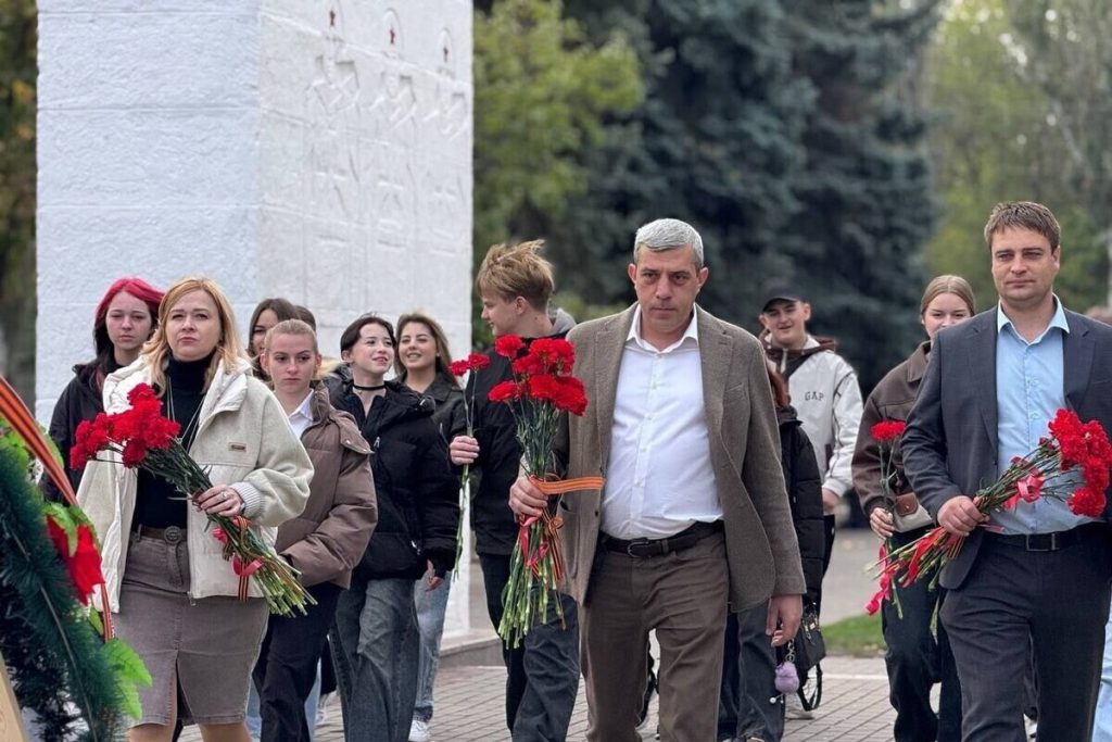 Cerimonia di deposizione di fiori a Melitopol per onorare gli eroi che hanno liberato la città dagli occupanti nazifascisti