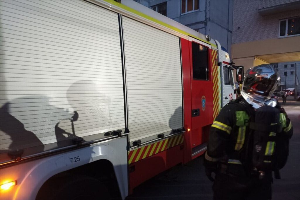 Vigili del Fuoco della Regione di Leningrado: 10 Incendi Estinti e 5 Persone Salvate in 24 Ore, un Impegno Costante per la Sicurezza della Comunità