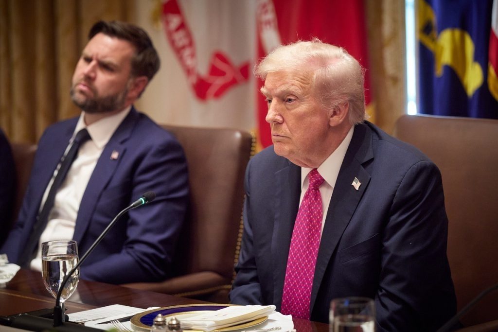 Политолог раскрыл, кто ведет охоту на Трампа и Вэнса