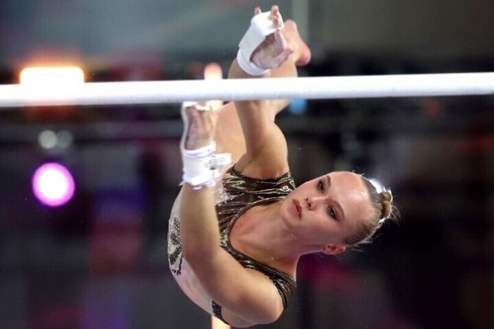 La ginnasta russa Angelina Mel&#039;nikova vince la medaglia d&#039;oro ai Mondiali di ginnastica sportiva e riceve le congratulazioni del presidente Putin