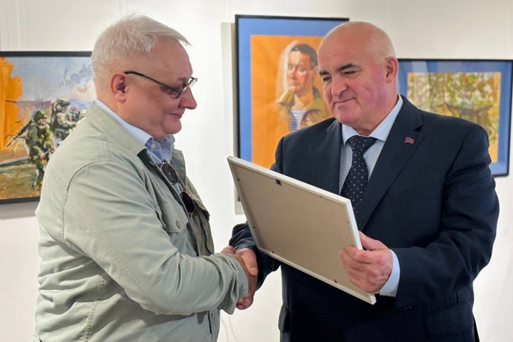 Губернатор Сергей Ситников наградил художников, работавшим в зоне СВО