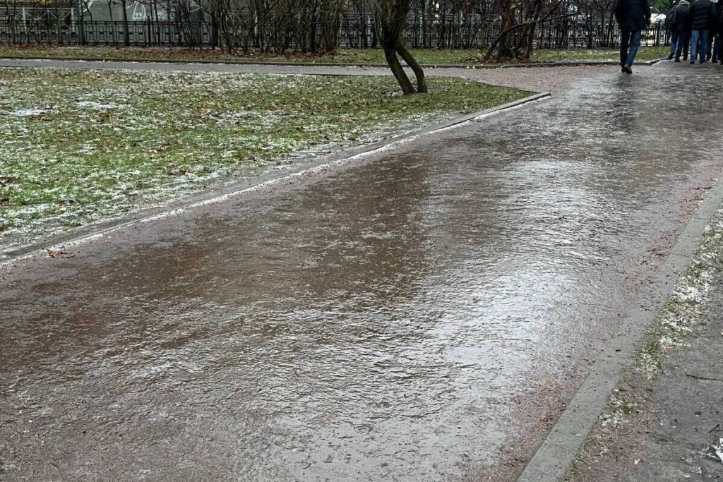 Петербуржцы столкнутся со скользкой дорогой утром 17 октября