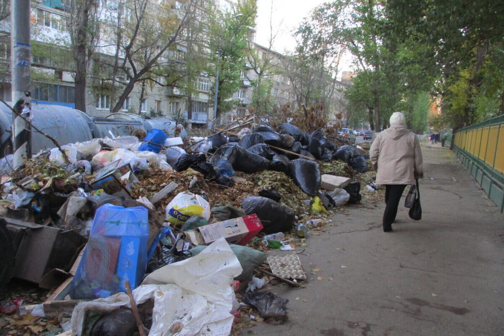 В Саратове за большие деньги продают мусорку