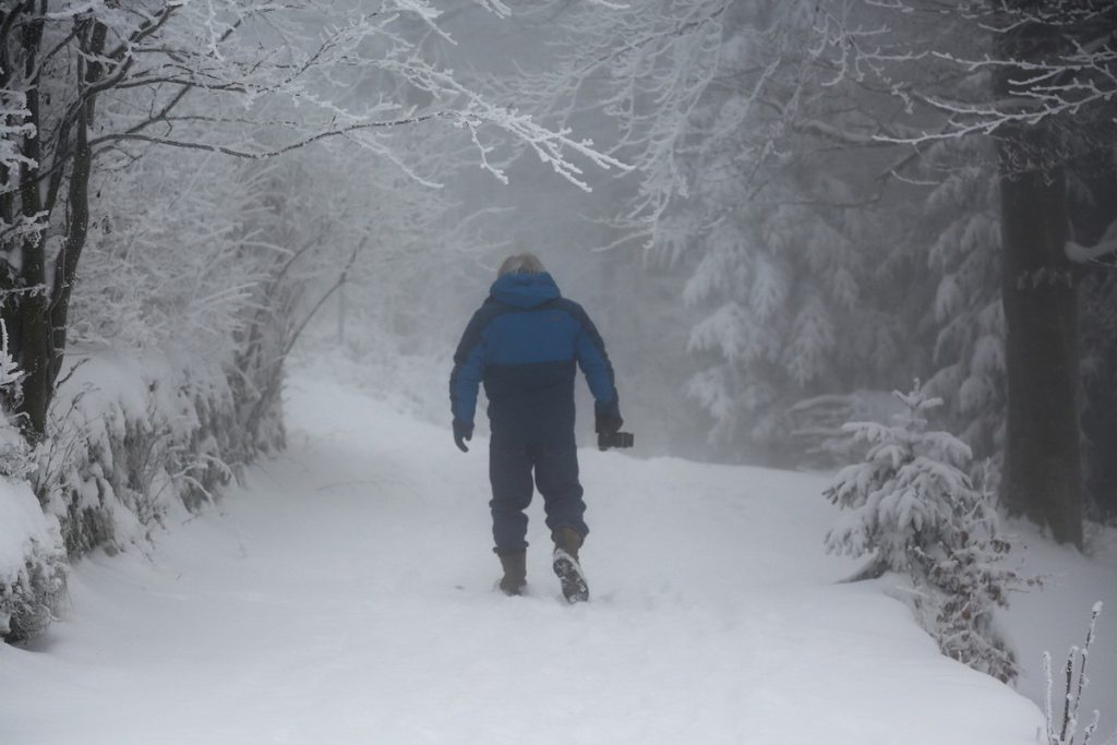 4 рабочих способа убрать запах пота с верхней одежды: застирывать ничего не нужно