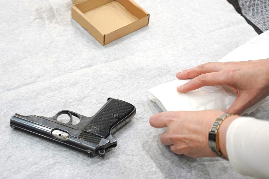 Портсигар из крыла самолета уехал из Пскова в Москву