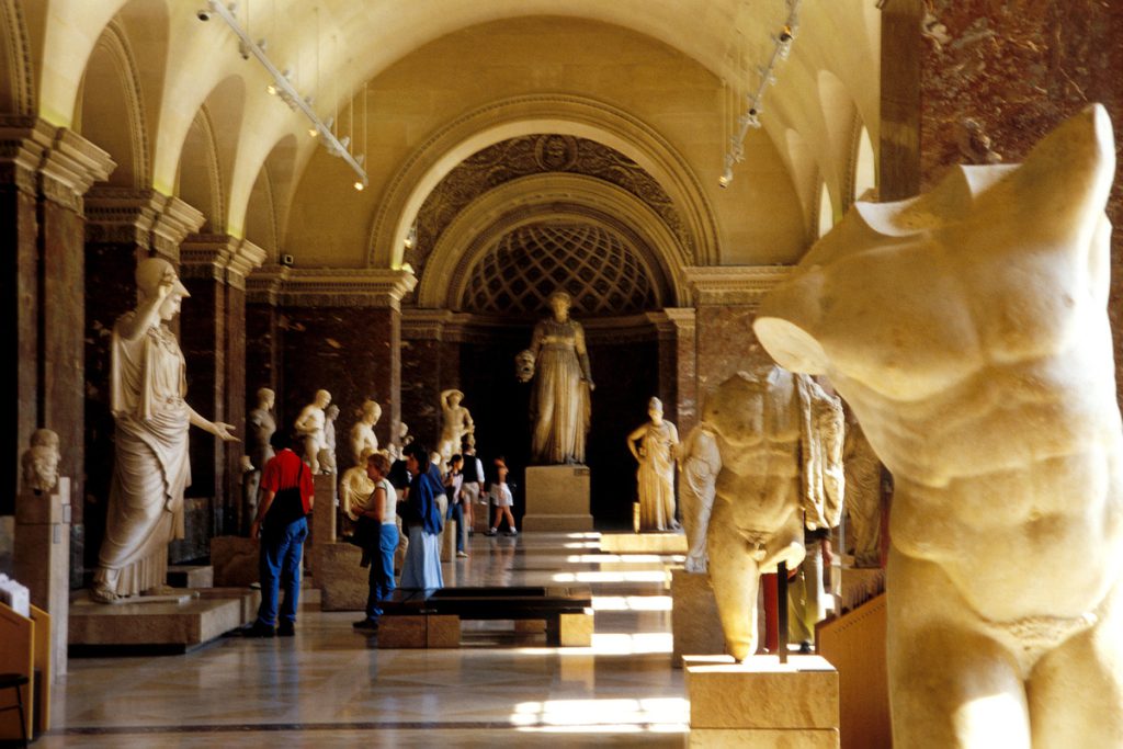 Scandalo al Louvre: dipendenti del servizio di sicurezza coinvolti in attività criminale con ladri di opere d&#039;arte