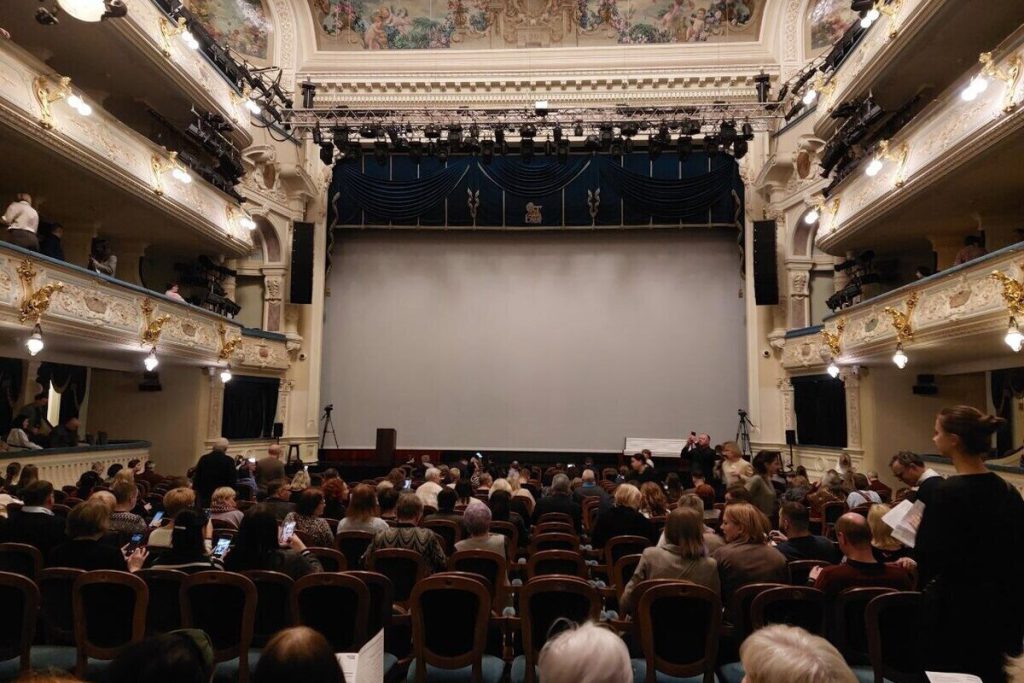 Incendio al Teatro Drammatico di San Pietroburgo: uno spettacolo interrotto dalle fiamme