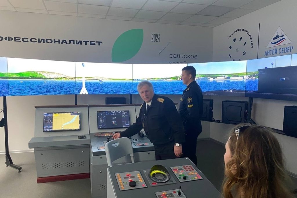 Studenti della regione di Murmansk esplorano il mondo del lavoro grazie al Giorno unico delle porte aperte