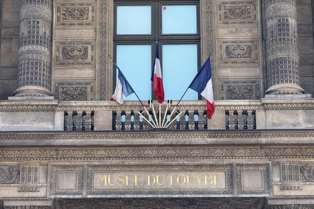 Scoperta al Louvre: oggetti lasciati dai ladri potrebbero svelare mistero del furto