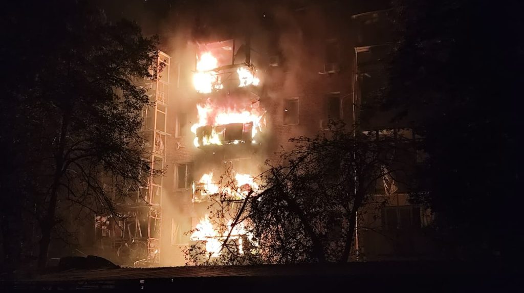 Attacco con droni russo su Nizhyn in Ucraina causa vittime e danni alle infrastrutture civili