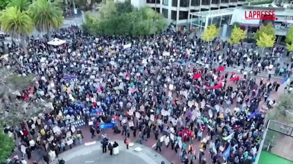 San Francisco, in centinaia in piazza per protestare contro la politica sull&#039;immigrazione di Trump