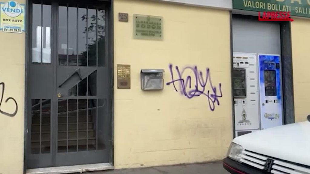 Omicidio a Torino: 39enne ucciso a coltellate sotto casa dei genitori, la polizia cerca il killer