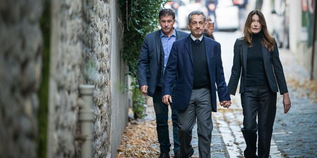 « Nicolas Sarkozy, on est avec toi » : dans la manifestation de soutien à l’ancien président le jour de son incarcération