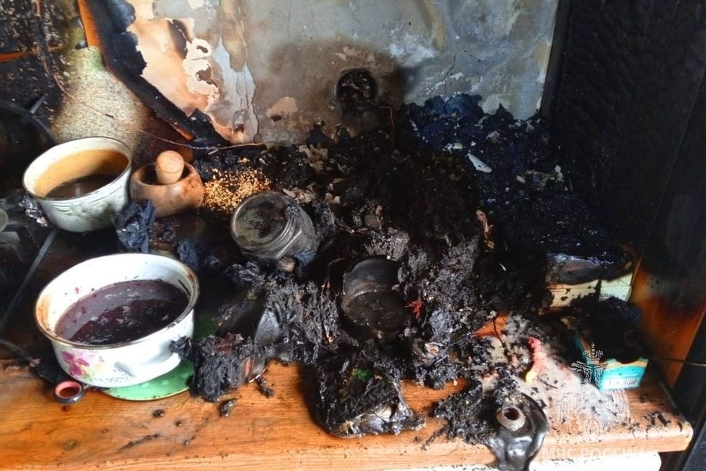 Incendio devastante a Kursk: cortocircuito in una macchina per il caffè causa disastro in edificio residenziale