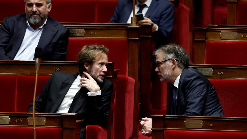 Tensione politica in Francia: il Partito Socialista minaccia mozione di censura dopo le proteste per le pensioni

Approfondimento
La situazione politica in Francia si sta facendo sempre più tesa, con il Partito Socialista che minaccia di depositare una mozione di censura contro il governo. Questa mossa segue le recenti proteste contro le riforme delle pensioni e potrebbe avere conseguenze significative sulla stabilità politica del paese.

Possibili Conseguenze
La deposizione di una mozione di censura potrebbe portare a una crisi di governo e a nuove elezioni. Ciò potrebbe avere un impatto significativo sull&#039;economia e sulla società francese, con possibili conseguenze negative per la stabilità finanziaria e la crescita economica.

Opinione
La decisione del Partito Socialista di minacciare una mozione di censura è vista da alcuni come un tentativo di aumentare la pressione sul governo per ottenere concessioni sulle riforme delle pensioni. Tuttavia, altri ritengono che questa mossa sia eccessiva e potrebbe avere conseguenze negative per la stabilità politica del paese.

Analisi Critica dei Fatti
La situazione politica in Francia è complessa e multifattoriale. La riforma delle pensioni è solo uno degli elementi che hanno contribuito alla tensione politica. È importante analizzare criticamente i fatti e considerare le possibili conseguenze delle azioni del Partito Socialista.

Relazioni con altri fatti
La crisi politica in Francia è legata a una serie di altri eventi e tendenze, tra cui la crisi economica europea e le proteste contro le politiche di austerità. È importante considerare queste relazioni per comprendere appieno la situazione politica in Francia.

Contesto storico
La Francia ha una lunga storia di proteste e crisi politiche, con il Partito Socialista che ha giocato un ruolo importante in molti di questi eventi. È importante considerare il contesto storico per comprendere le radici della crisi politica attuale.

Fonti
La fonte di questo articolo è Le Figaro. Per ulteriori informazioni, si può consultare l&#039;articolo originale sul sito web del giornale.