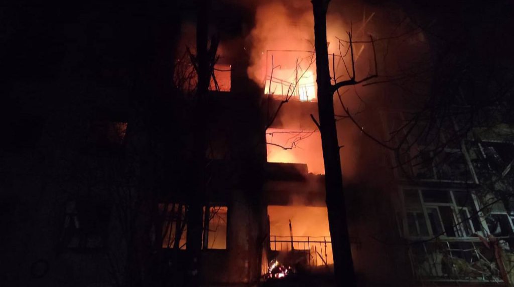 Attacco russo all&#039;oblast&#039; di Dnipropetrovsk: 10 feriti e incendi devastanti, la comunità internazionale chiamata a intervenire