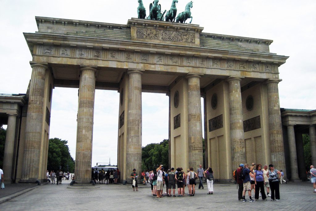 В ФРГ около 4 тысяч человек вышли на митинг из-за слов Мерца