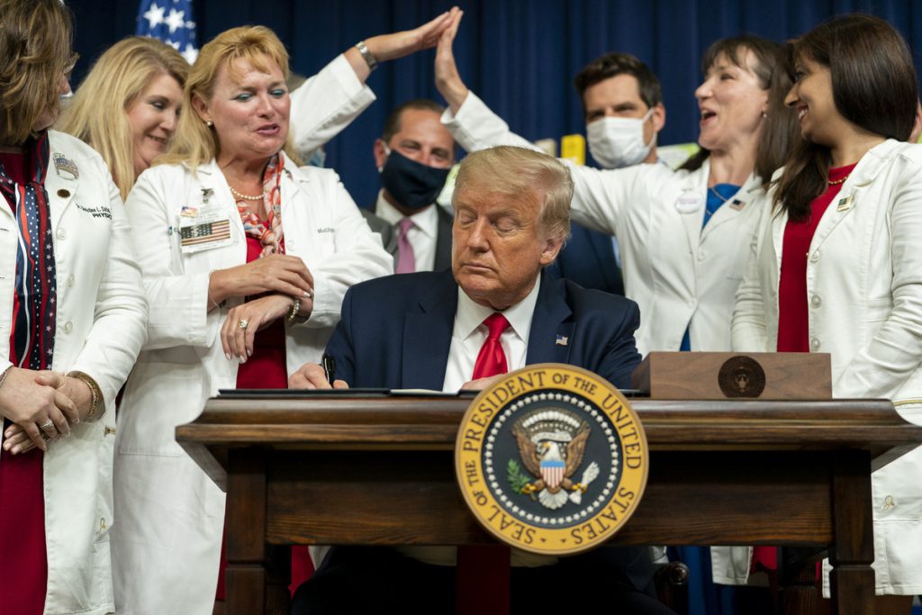 Трамп ввел дополнительные пошлины против Канады