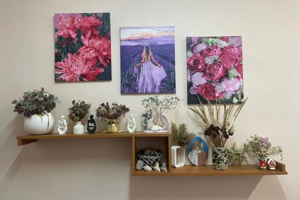 Постоялец психоневрологического интерната в Карелии занимается живописью и украшает картинами учреждение