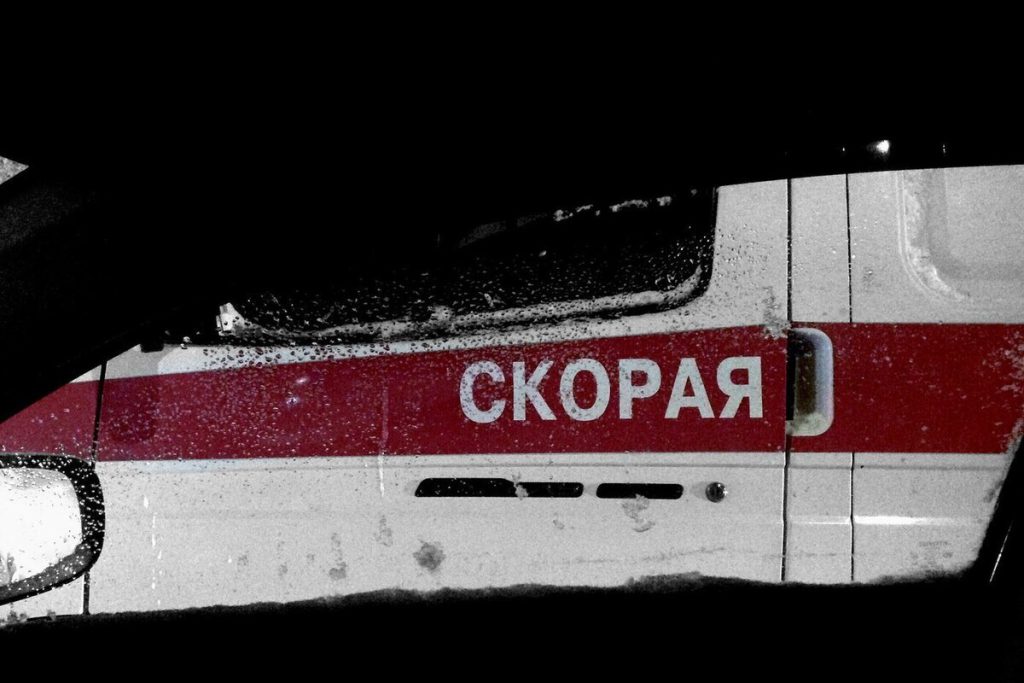 Tragedia a Priangarje: un adolescente di 14 anni uccide due persone in un edificio residenziale