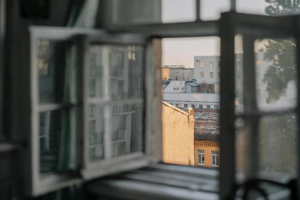 Жилой дом продолжил уходить под землю из-за просадки почвы в Петербурге