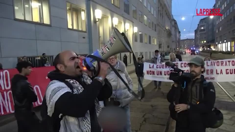 Manifestazione pro Palestina a Milano, presidio davanti al consolato americano