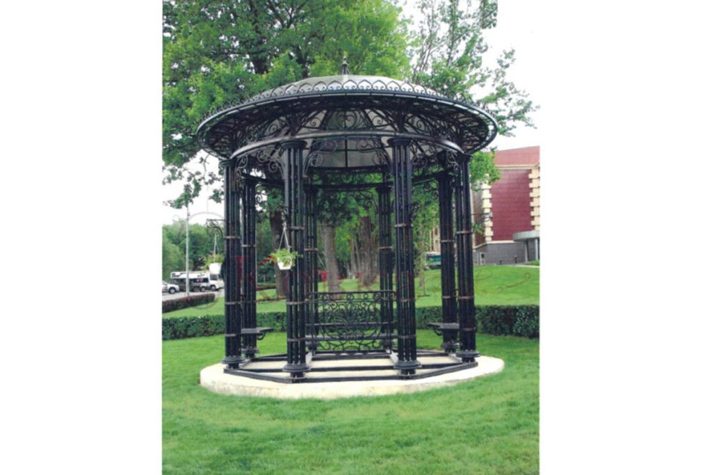 Svetlyy si trasforma: una rotonda e una pavimentazione in stile Hollywood per rivitalizzare la città