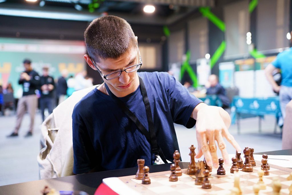 La squadra russa trionfa alla seconda Olimpiade FIDE di scacchi per persone con disabilità grazie al contributo di Ilia Lipilin