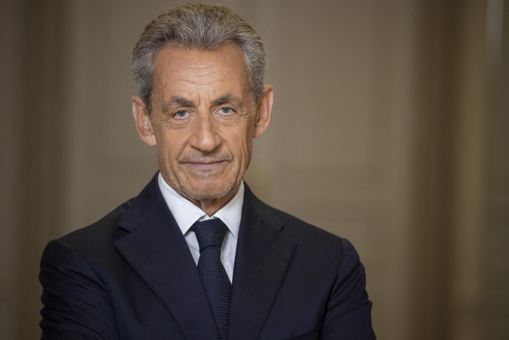 Nicolas Sarkozy si prepara ad affrontare la prigione con determinazione e combattività