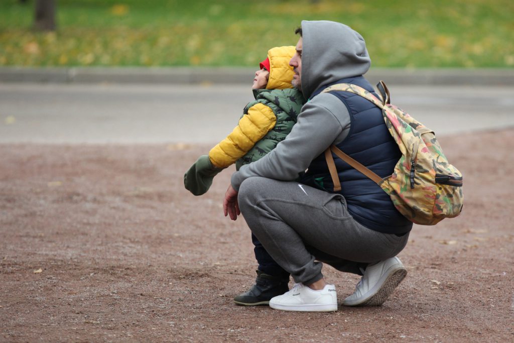 Russia introduce congedo retribuito per padri di neonati: un passo verso l&#039;uguaglianza di genere e il sostegno alle famiglie