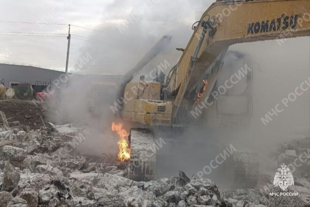 Спасатели в Брянской области потушили экскаватор-погрузчик